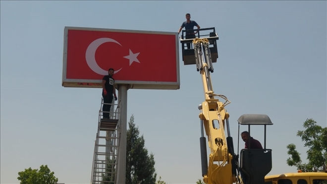 Fırtınada Yırtılan Bayrak Yenisiyle Değiştirildi!