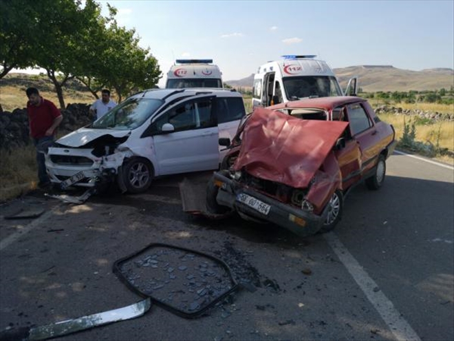 Aksaray´da iki otomobil çarpıştı 7 yaralı 