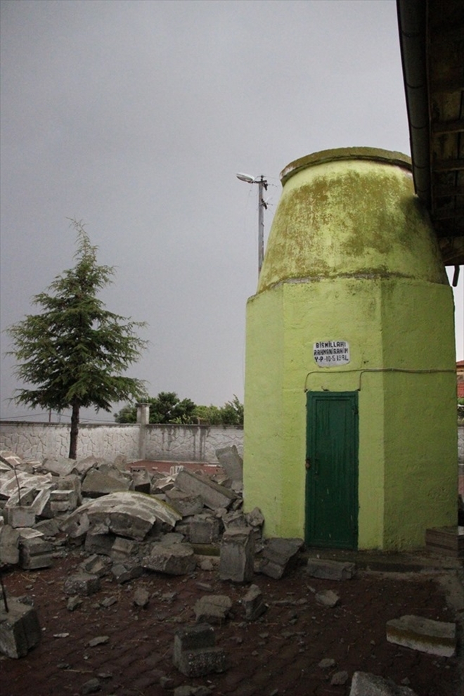 fırtına caminin minaresini yıktı