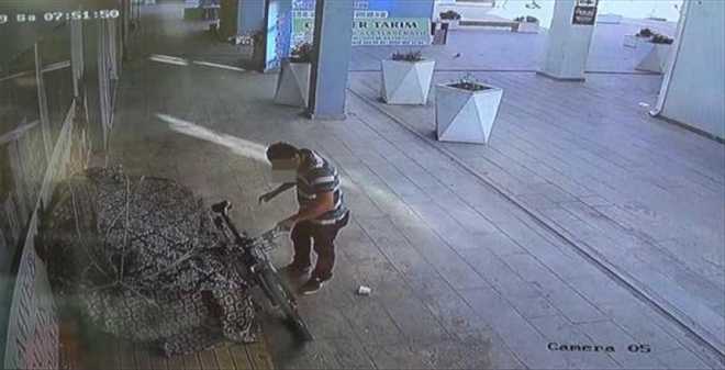 Bisiklet hırsızlıgı güvenlik kamerasına yansıdı