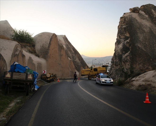 Göreme´de biçerdöver peribacasına çarptı