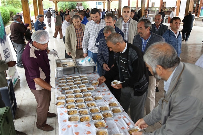 AKSARAY BELEDİYESİ AŞURE DAĞITMAYA DEVAM EDİYOR