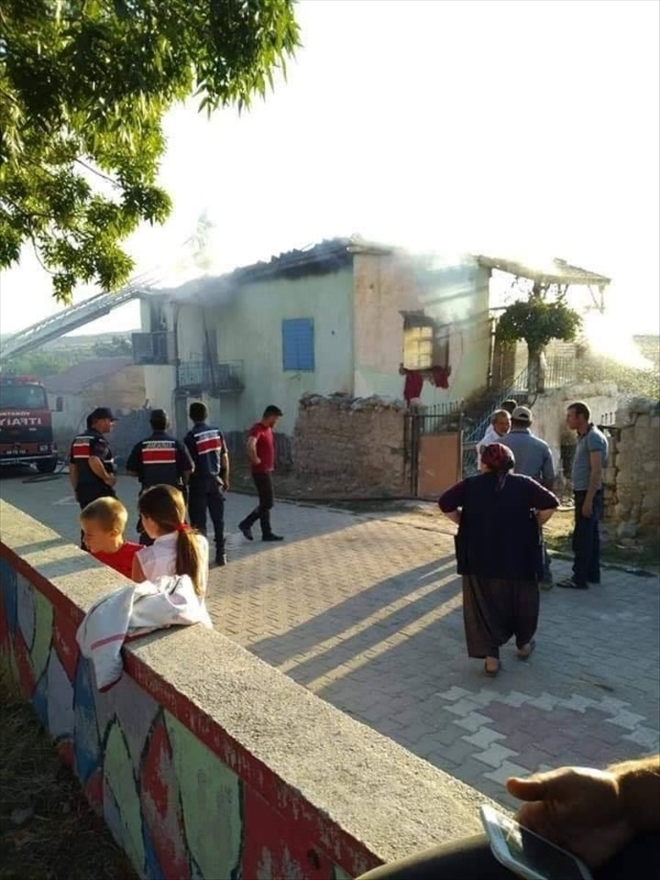 Ortaköyde Yangın 1 İtfaiyeci Yaralandı