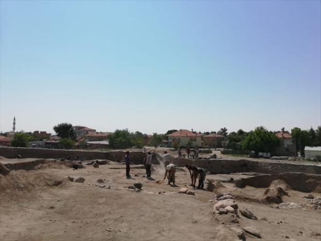 Acemhöyük´te 10 vazo ile 2 mezar bulundu