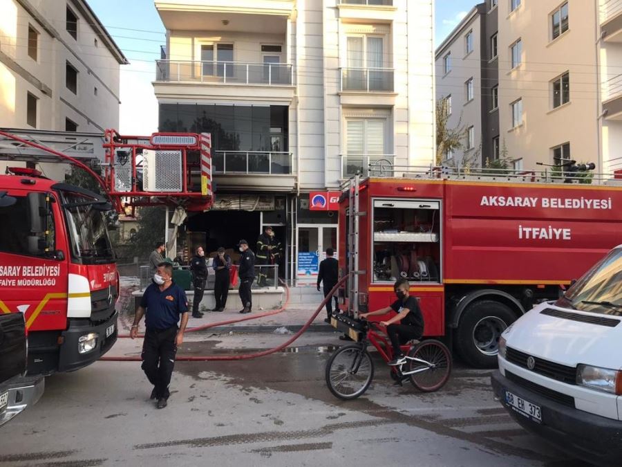 AKSARAY FATİH MAHALLESİNDE MOBİLYA MAĞAZASI YANDI. İKİZ KARDEŞLER YARALANDI