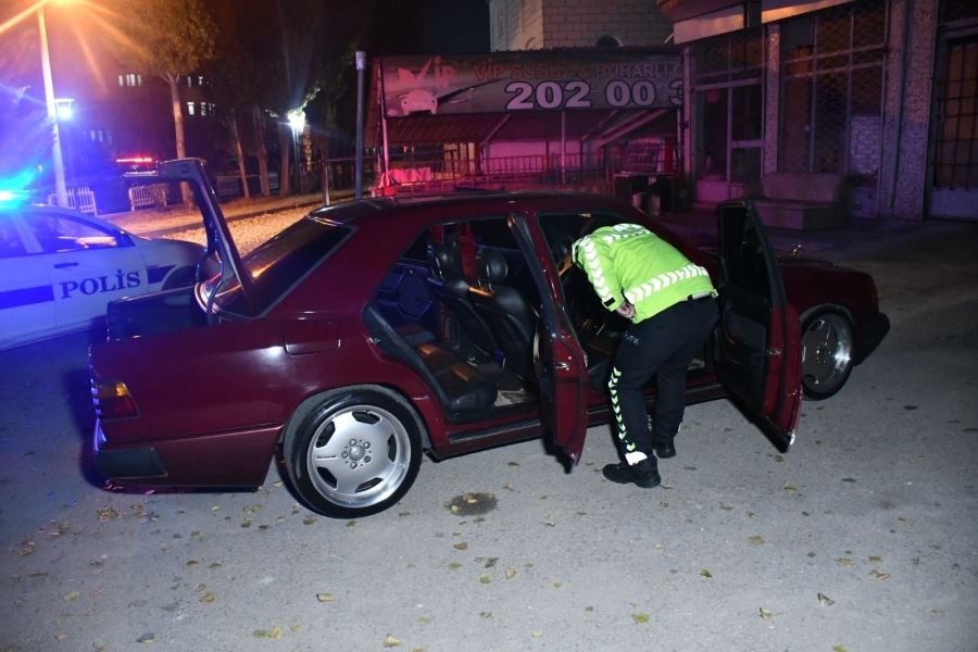 Aksaray Meydan Mahallesinde Polisin Dur İhtarına Uymayan Sürücü Otomobili Bırakıp Kaçtı