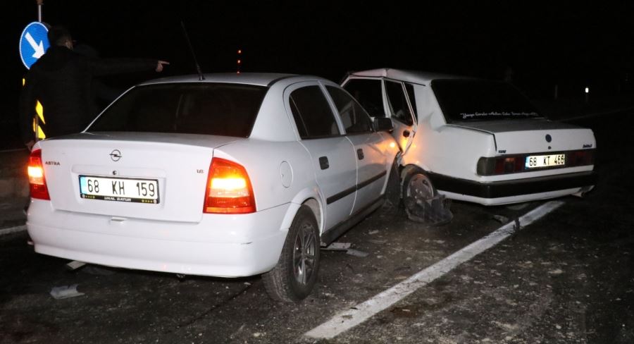 Aksaray-Nevşehir Karayolunda  2 otomobil çarpıştı: 2’si çocuk 5 yaralı
