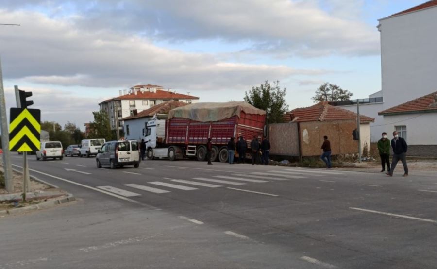 Aksaray-Konya Yolunda  Pancar Yüklü Tır Cip İle Çarpıştı: 2 Yaralı