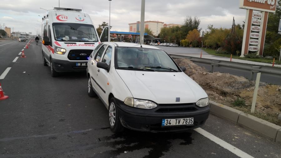 Aksaray-Adana Yolunda Otomobil Refüje Çarptı: 1 Hafif Yaralı