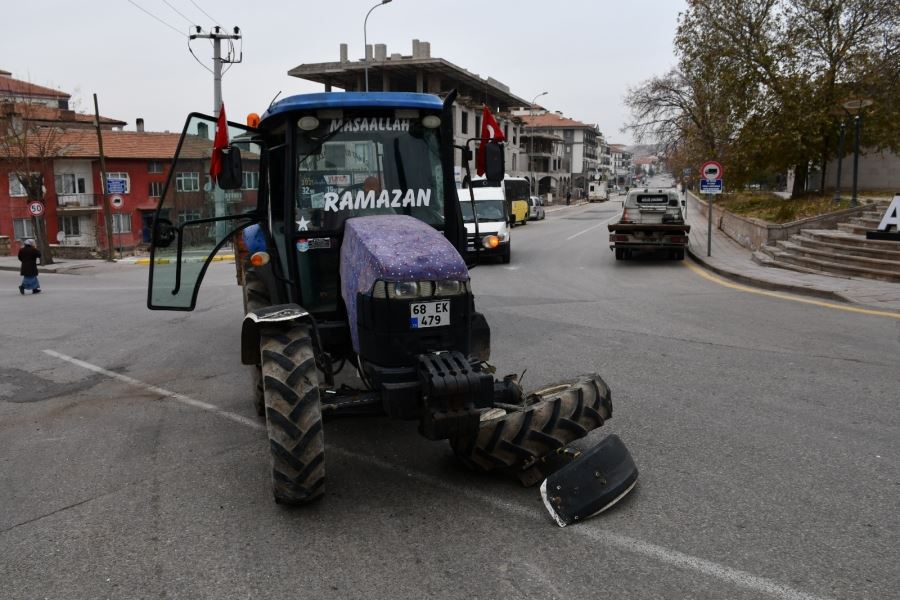 Aksaray da Traktör İle Otomobil Çarpıştı: 4: Yaralı