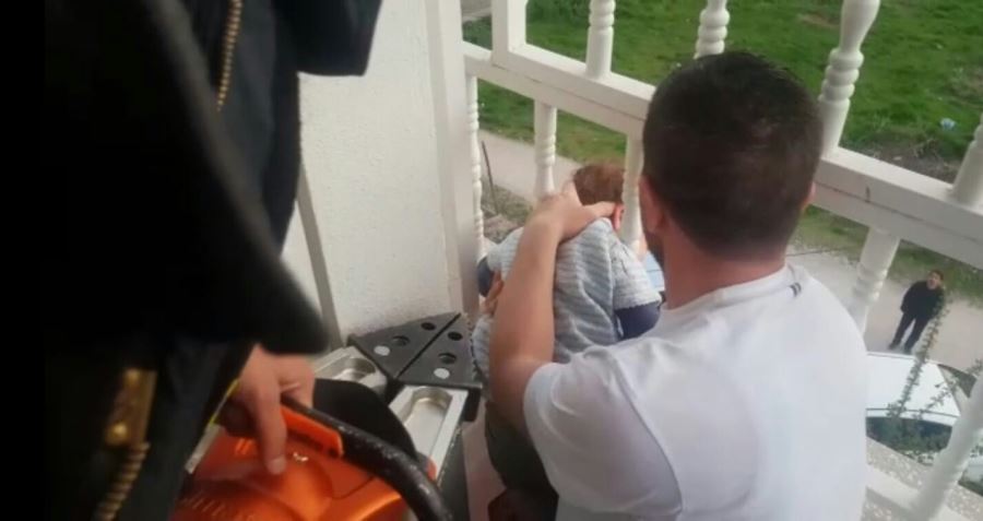 Kafası Balkon Demirine  Sıkışan Çocuk Kurtarıldı