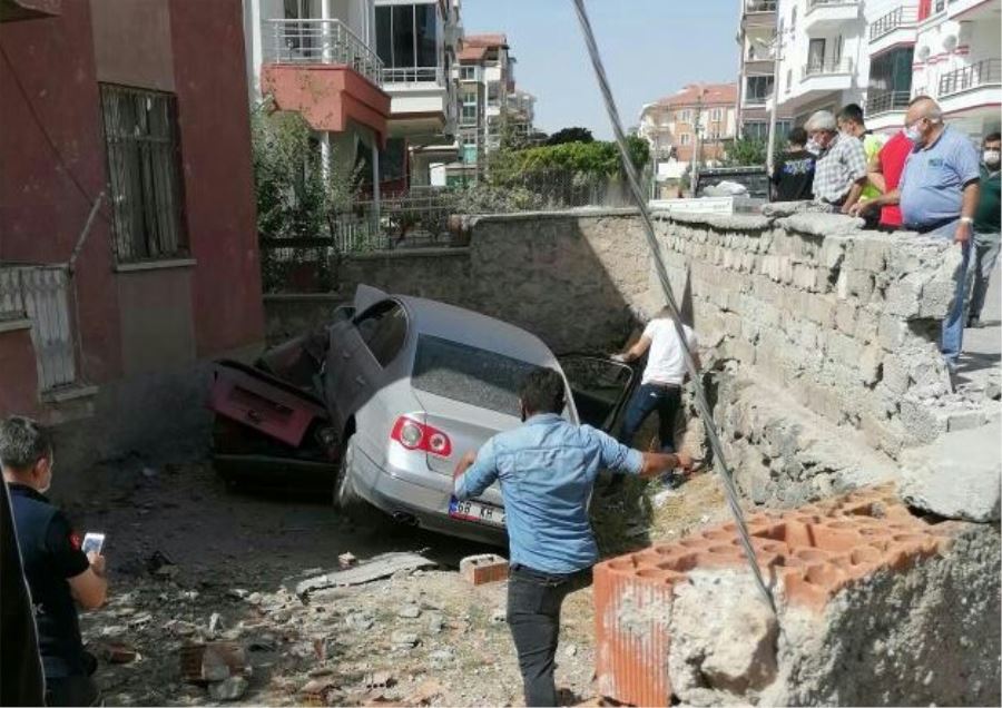 AKSARAY HASAS MAHALLESİNDE  KAZA 3 YARALI