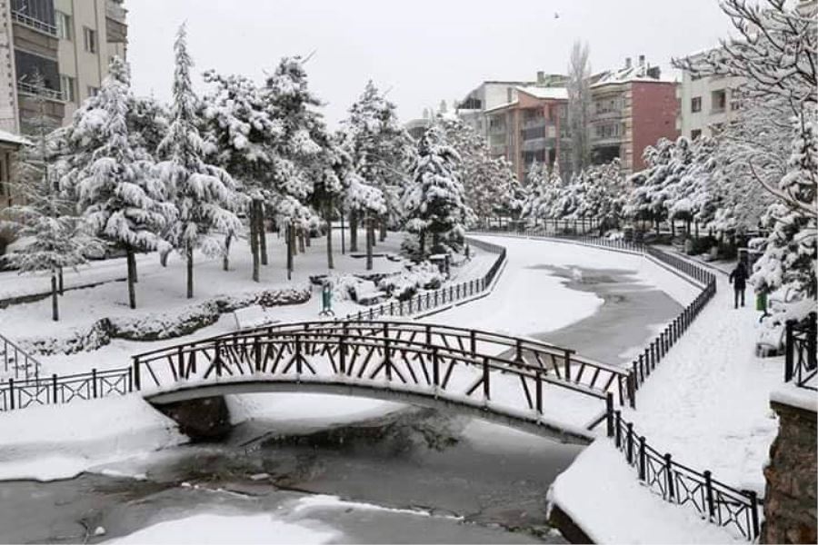 AKSARAYDA YAĞAN KAR VATANDAŞLARI SEVİNDİRDİ.