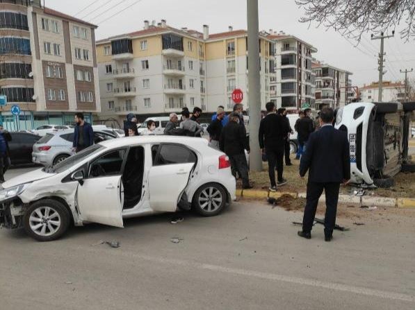 AKSARAY FATİH MAHALLESİNDE KAZA.3 KİŞİ YARALANDI.