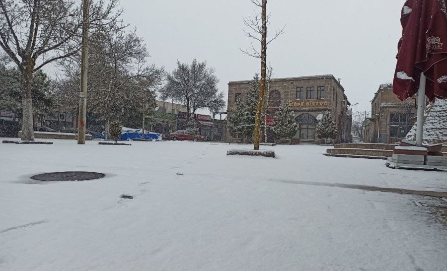 Aksaray’da Yüksek Kesimlerde Kar Yağışı Devam Ediyor.